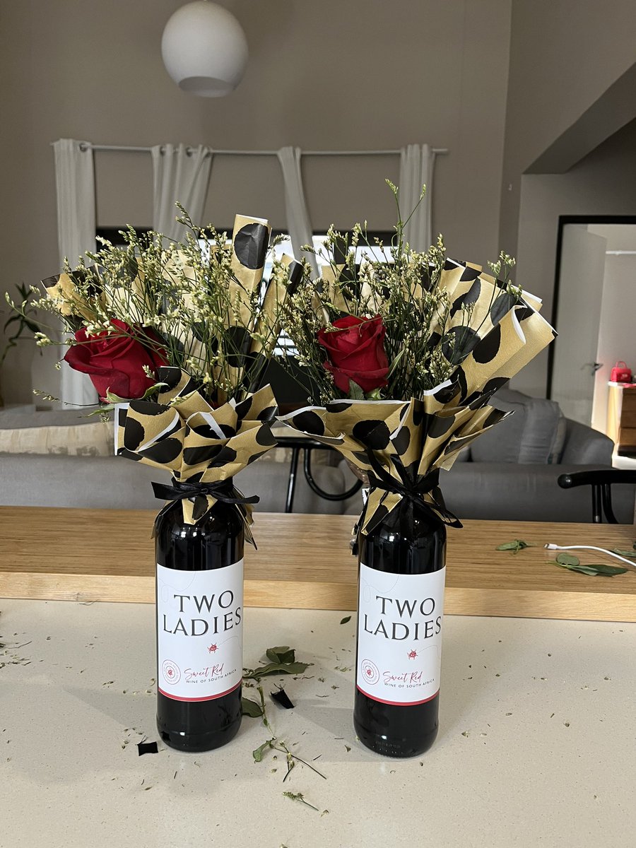 iyaloo_2's tweet photo. Open for Valentines Day Orders.. 🍷😍

N$ 380.00 https://t.co/OxcdiGuiiU