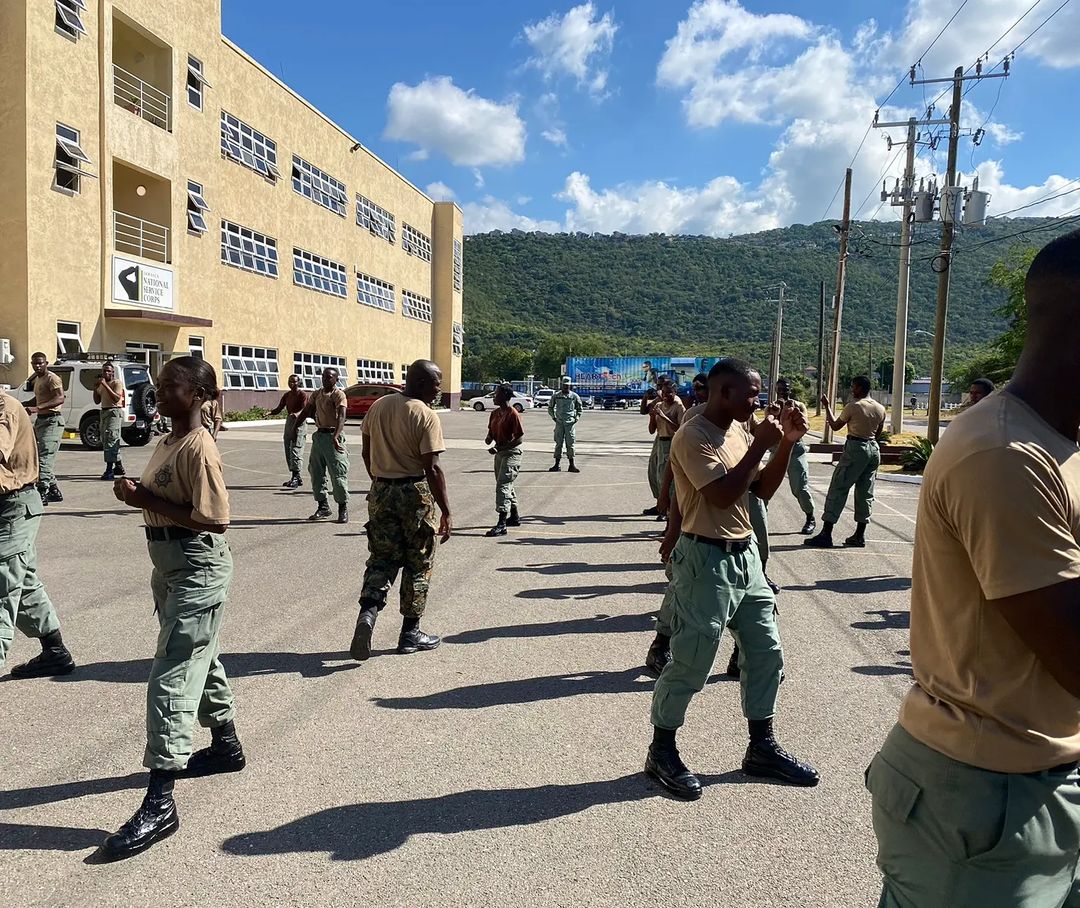 JDFSoldier's tweet photo. holds, locks and ground fighting techniques.
The session is being led by Drill Sergeant Major, Warrant Officer Class 2 (WO2) ROUSSEAU, W.
#EducateEmpowerEvolve
#StandardsNoCompromise
#UnarmedCombat #FightingTechniques https://t.co/dBbAnkrVDV