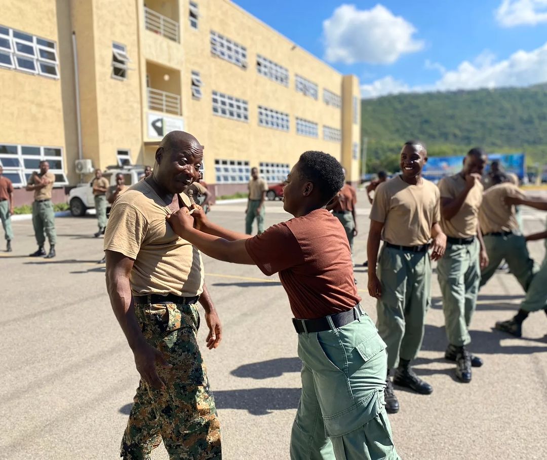 JDFSoldier's tweet photo. holds, locks and ground fighting techniques.
The session is being led by Drill Sergeant Major, Warrant Officer Class 2 (WO2) ROUSSEAU, W.
#EducateEmpowerEvolve
#StandardsNoCompromise
#UnarmedCombat #FightingTechniques https://t.co/dBbAnkrVDV