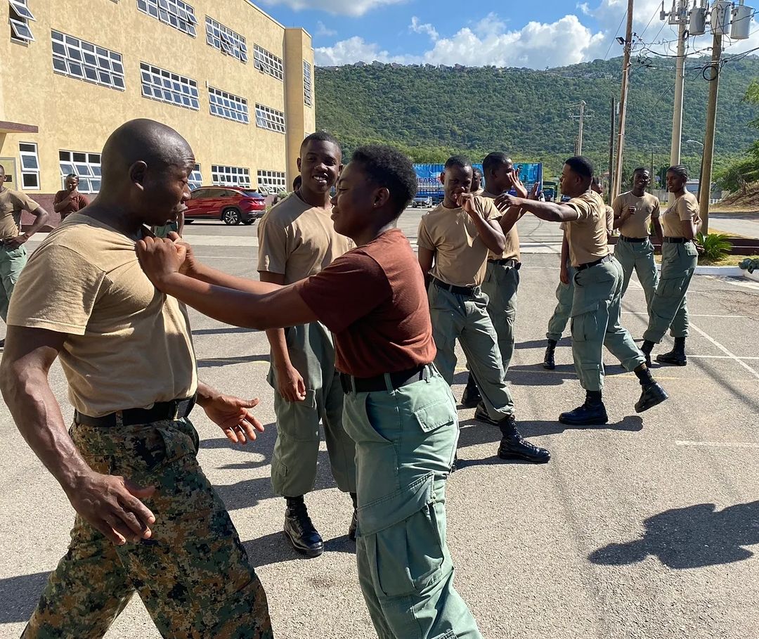 JDFSoldier's tweet photo. holds, locks and ground fighting techniques.
The session is being led by Drill Sergeant Major, Warrant Officer Class 2 (WO2) ROUSSEAU, W.
#EducateEmpowerEvolve
#StandardsNoCompromise
#UnarmedCombat #FightingTechniques https://t.co/dBbAnkrVDV