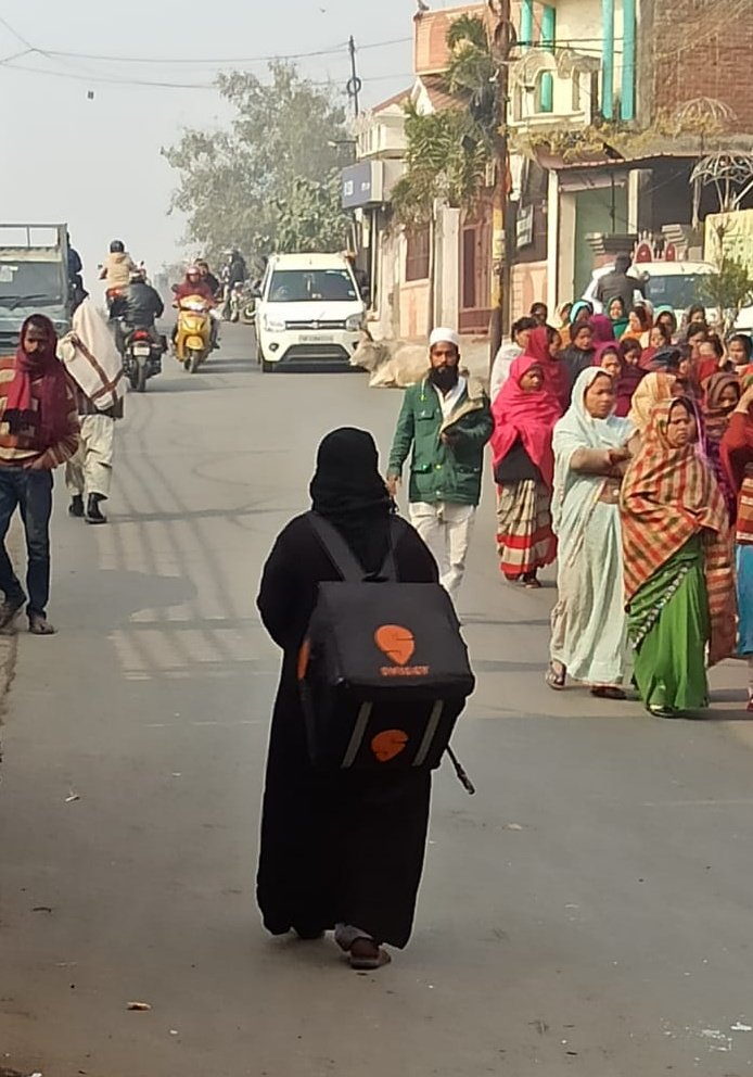 mdiquebalali's tweet photo. लखनऊ से आई तस्वीर को शब्दों में बयां नहीं किया जा सकता,
यनदवा रोड,मनकामेश्वर मंदिर के पास क्लिक की गई इस तस्वीर में देखा जा सकता है कि एक महिला #हिजाब /बुर्के में पैदल ही फ़ूड डिलीवरी कर हलाल कमाई के लिए मेहनत कर रही है!
#Delevry #women #fooddelevery #hijab https://t.co/1yXbPlImh8