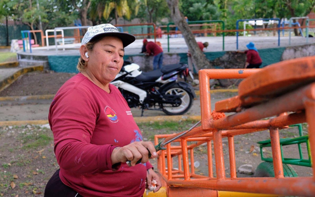 AytoCancun's tweet photo. Nuestras #BrigadasPorCancún realizan pintura 🎨general en 📍Parque las Ceibas de la #SM91
Se realiza pintura general 🎨 en parque las Ceibas de la📍 #Región91.
Seguimos trabajando para mejorar los espacios públicos de nuestra ciudad.✅
@anapatyp
#CancúnNosUne.🤝 https://t.co/1tgwbkxa8l