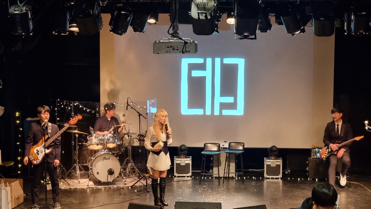 sso927's tweet photo. 밴드 더더 BAND THETHE
20221230 #윤당아트홀

#bandthethe #koreanmakeup #bandmakeup #makeupartist #makeupsso
#sso #hairstyling #freelancer https://t.co/lzYKvrV5Ze