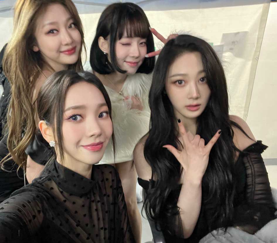 yuarinak's tweet photo. Uri MY's!!!! Selamat natal! apakah kalian menikmati Gayo Daejeon hari ini? 😍 Kami bersenang senang dibelakang panggung dan kami juga memakan kue beras! 🤗 mari akhiri akhir tahun ini dengan baik! aku cinta kalian MYs🤍 https://t.co/n3vpMJIIyw