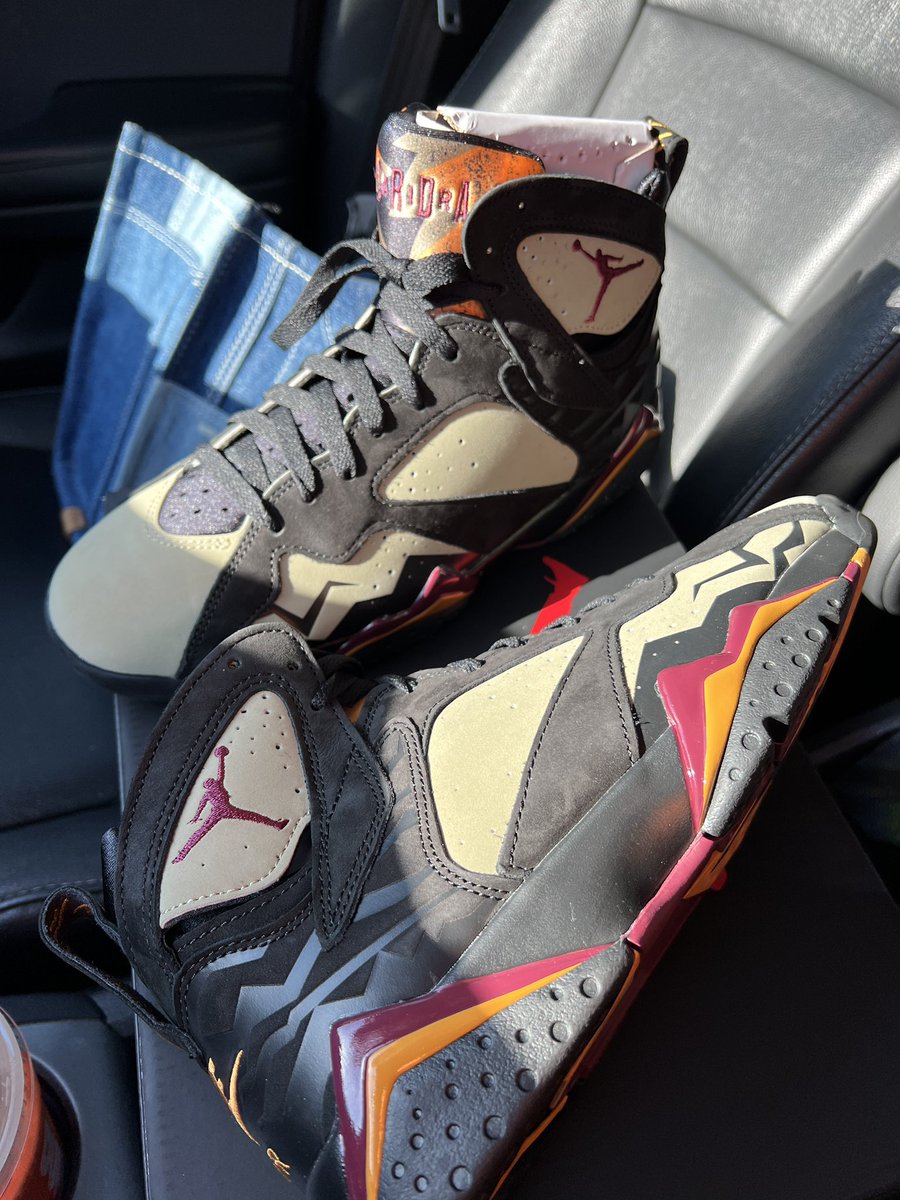 melindapollock7's tweet photo. 1st pair drop off @nikestore @Jumpman23 #retro7s. Not too bad. ✌🏼❤️👟💨 https://t.co/8YN0Atbsqn