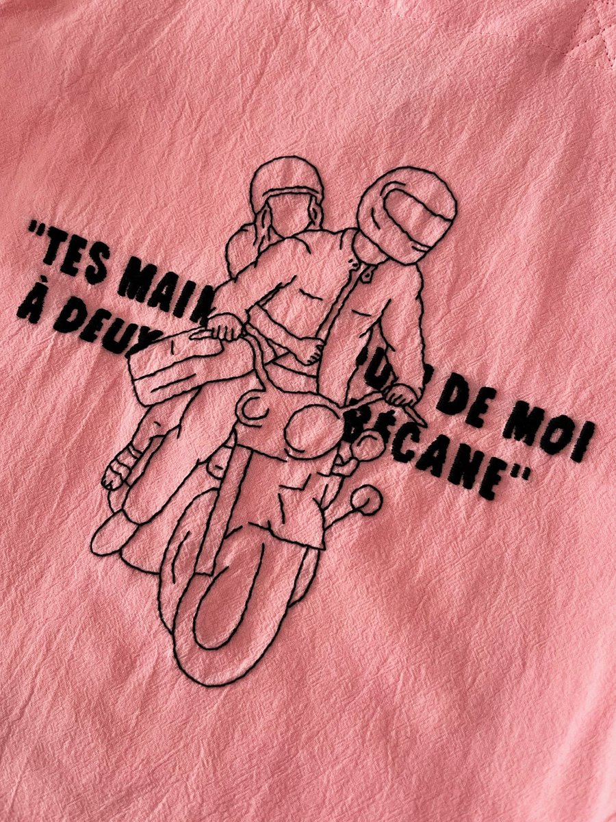 manondumerch's tweet photo. "Tes mains autour de moi, à deux sur ma bécane"💕 

Tote bag brodé où j’ai eu carte blanche pour réaliser un visuel en référence au titre "Bécane" de @AntoineLomepal https://t.co/S0sIGX8Drf