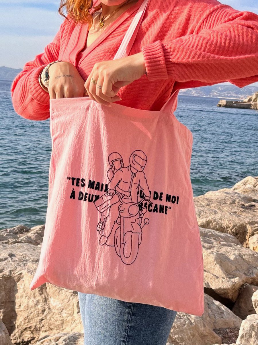 manondumerch's tweet photo. "Tes mains autour de moi, à deux sur ma bécane"💕 

Tote bag brodé où j’ai eu carte blanche pour réaliser un visuel en référence au titre "Bécane" de @AntoineLomepal https://t.co/S0sIGX8Drf