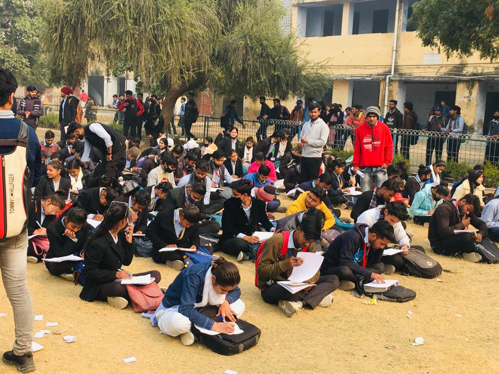 abvpbraj's tweet photo. आगरा महानगर में अभाविप की आगरा कॉलेज इकाई द्वारा 12 जनवरी स्वामी विवेकानंद जयंती (राष्ट्रीय युवा दिवस) के उपलक्ष्य में आयोजित युवा पखवाड़ा के अंतर्गत सामान्य ज्ञान प्रतियोगिता का आयोजन किया गया।
#ABVPBraj
#NationalYouthDay https://t.co/wzEHR4VU3V