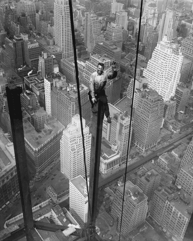 13 photos of the construction of the Empire State Building. historydefined.net/photos-of-the-…