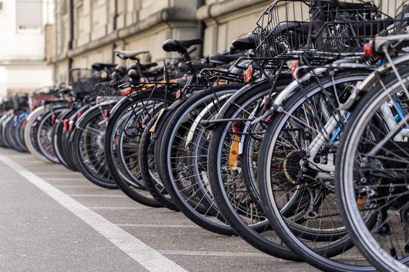 In den Quartieren sollen zusätzliche Veloabstellplätze entstehen - unter anderem für Cargo-Bikes und Velos mit Anhängern. Der Gemeinderat hat einen entsprechenden Kredit genehmigt. bern.ch/mediencenter/m…