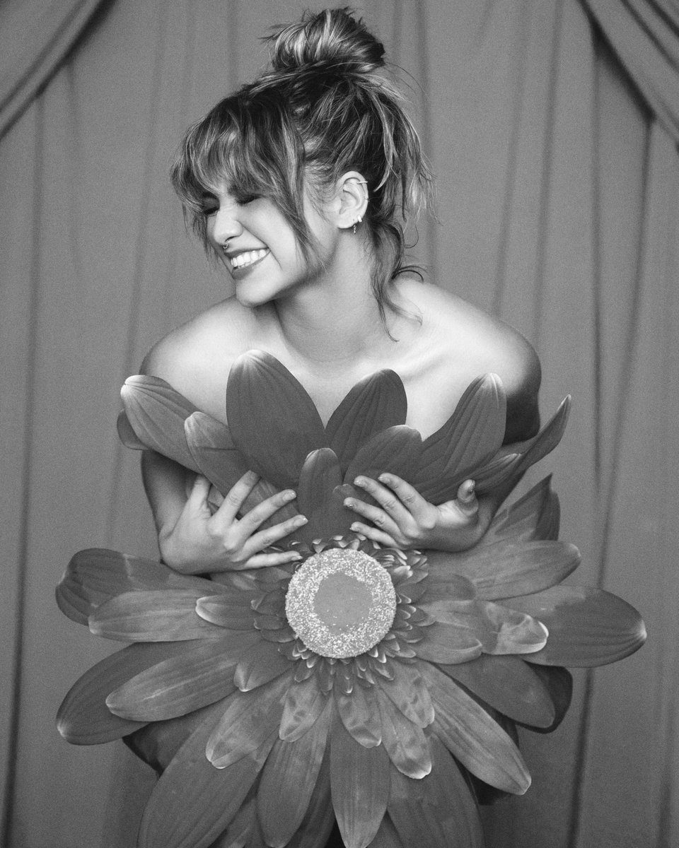 palomahecht's tweet photo. Nuevo post en mi IG sobre el journey de crear e inspirar junto a @sofiareyes &amp; @theCharlieG 🌸 Seguimos trabajando duro en ese proceso, sin prisas y desde el amor siempre. https://t.co/kx0o5agSW0 https://t.co/ANv0qKOABH