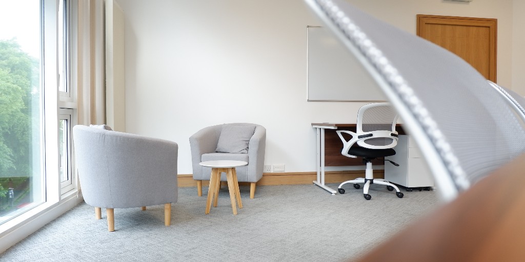 Strathmore_uk's tweet photo. Our Hopetoun Gate location offers bright and spacious offices, and just a short walk from Edinburgh city centre. 

While availability is limited, we will have a redecorated four desk office coming up in the next few months. Visit us below to learn more:

https://t.co/yjrsJG798x https://t.co/8OmBeFbY2j