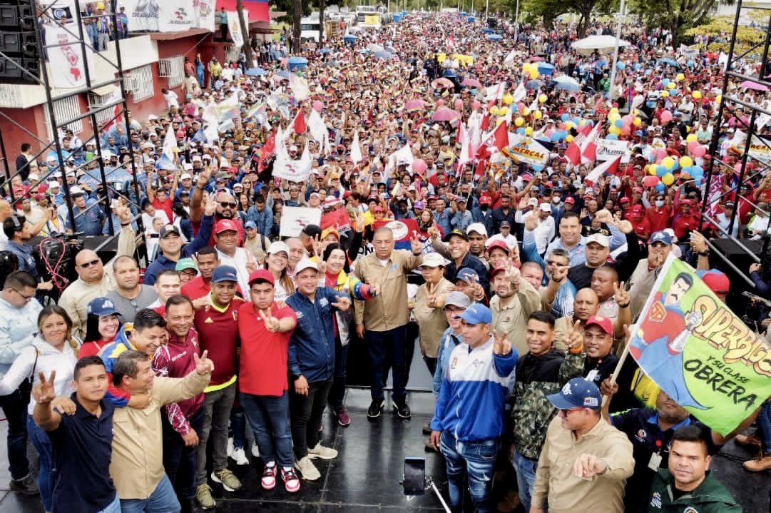 Siempre estaremos junto a los trabajadores y trabajadoras <a href="/NicolasMaduro/">Nicolás Maduro</a> de aquí venimos y estaremos siempre junto a la Clase Obrera. La Patria demanda que sus hijos la defiendan y nadie detendrá la marcha victoriosa de la Revolución <a href="/PartidoPSUV/">PSUV</a> <a href="/dcabellor/">Diosdado Cabello R</a> <a href="/delcyrodriguezv/">Delcy Rodríguez</a>