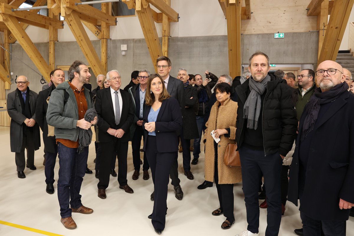 Prefet54's tweet photo. #inauguration du gymnase du collège Jean Lamour en présence de @CGrandjean_.
Financé en partie par l’État via le #FNADT, il fait la part belle au matériau #bois issu des filières #locales et offre de bonnes conditions d’enseignement de l’EPS et d’UNSS pour 300 élèves. https://t.co/s3c2LC3CcJ
