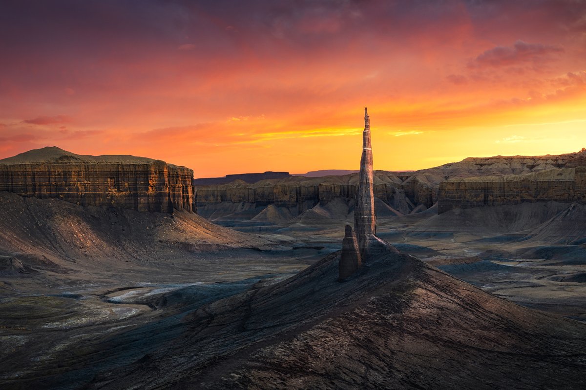 This may look like a scene from #StarWars but we promise this is actually #Utah! The #GrandCircle encompasses 5 states and is home to many different terrains, everything from forests to badlands. Use Page as your hub to explore more other-worldly areas like this.
📸Marcin Zajac