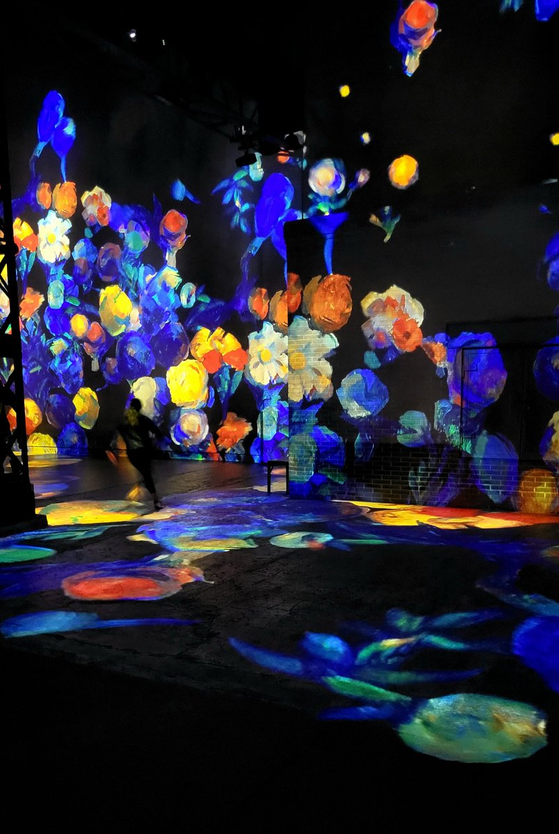 A #Parigi c'è un museo che è una completa immersione nel mondo dell'arte. L'Atelier des Lumières è uno spazio d'arte digitale. Al suo interno le mostre sono un omaggio ai grandi artisti che hanno fatto la storia con le loro opere e che vengono proiettate a tutto tondo.