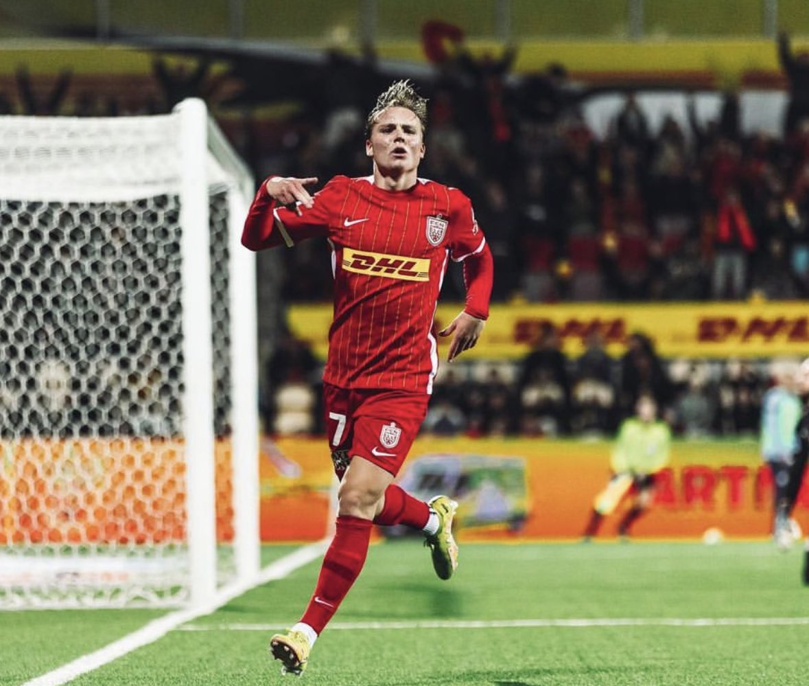 Andreas Schjelderup to Benfica, here we go and confirmed. Big move for the Norwegian top talent on €10m fee plus add-ons. 🚨🔴🇳🇴 #transfers

Contract until June 2028 as expected, medical this week. Benfica anticipated English clubs on this gem born in 2004.