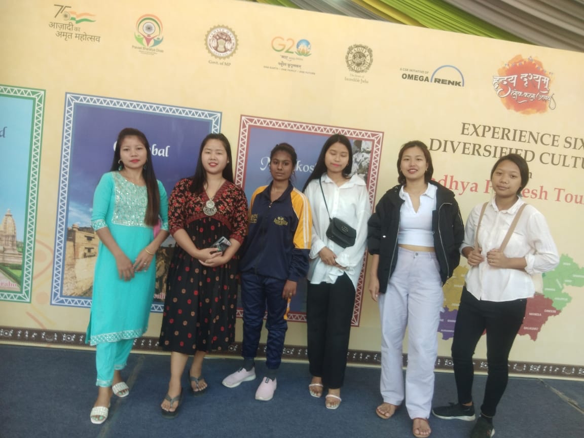 Alok7777's tweet photo. During #PBD 2023 at tourists at Hridaydrshyam, Lokkala Mahotsav Indore, Girls trained as Security Guide by Aprajita for  Madhya Pradesh tourism Board under Safe Tourism Destinations for Women project  are facilitating NRI and visitors @shekhar_sheo 
 #PBD2023 #Madhyapradeshtoursm https://t.co/pubIS2Qjeh