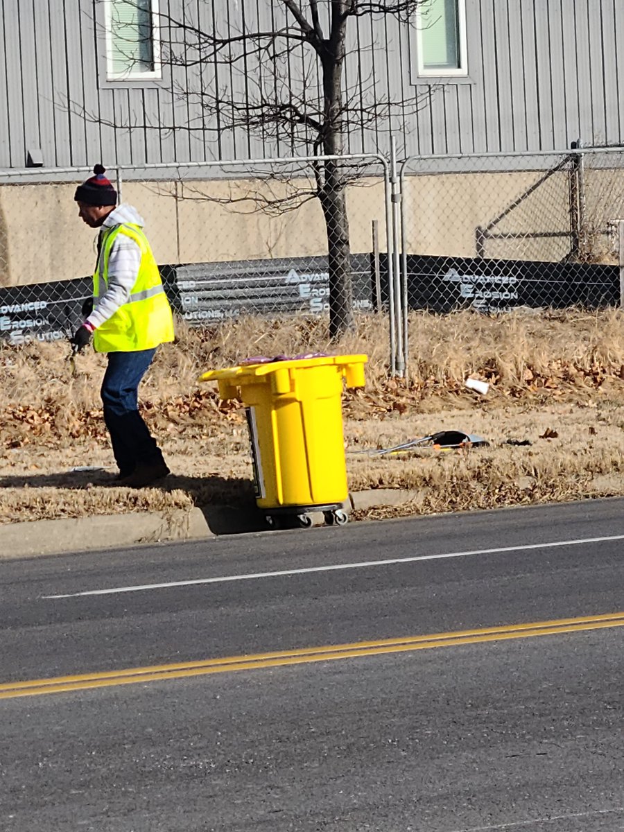 hopefaithkc's tweet photo. Our @hopefaithkc team is out in the #3rdDistrict along 9th St. Working towards Brooklyn and beyond with #CleanUpKC thanks for the partnership @Robinson4kc @ellington_b @QuintonLucasKC @BrianDavidPlatt oh and look for a little news about it on @KSHB41 later today! https://t.co/1nJgfRs6wG