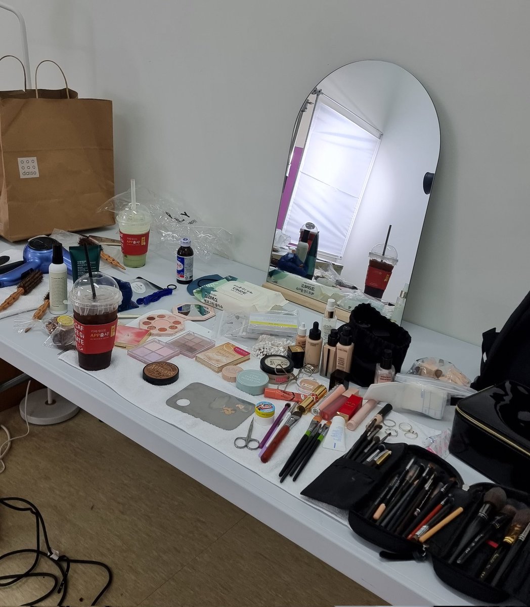 sso927's tweet photo. neige studio
네이지 스튜디오
20230102
뷰티 괄사제품촬영
#neigestudio #괄사제품촬영 #beautyproducts
#makeupartist #koreanmakeup #makeup #makeupsso #hairstyling #freelancer https://t.co/GLbbR991D2