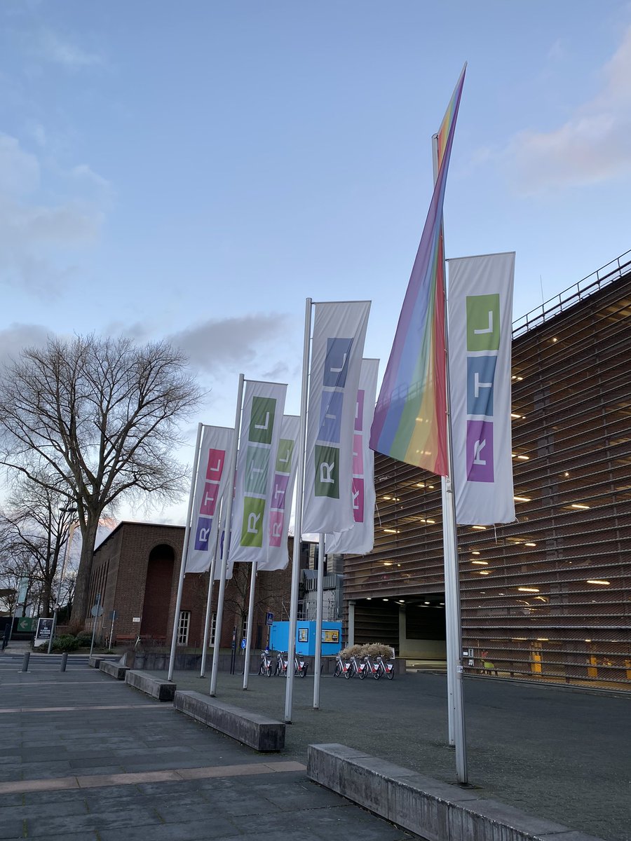 2023 beginnt für mich mit einem Besuch bei unserem Partner <a href="/smartclipEurope/">smartclip</a> + einem intensiven Gespräch zur strategischen Entwicklung. Wie immer eine Freude mit Menschen wie <a href="/FabianBurgey/">Fabian Burgey</a> über Ideen &amp; Potenziale zu reden. Inkl SneakPeak auf das #Dschungelcamp Studio😉