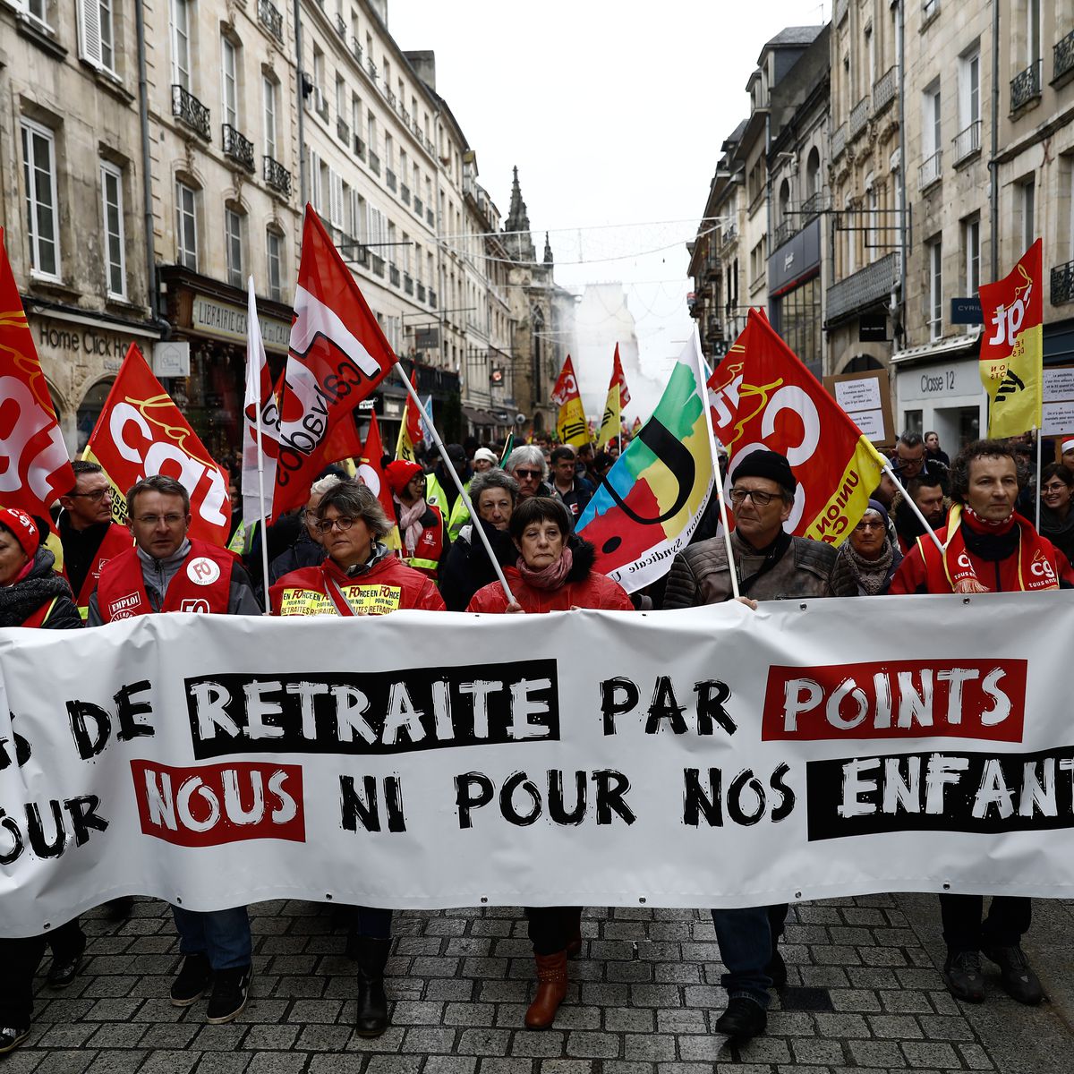 Propagangsterr's tweet photo. À LA UNE : L'entreprise Decathlon reconduite comme sponsor officiel du mouvement contre la réforme des retraites pour l'année 2023 https://t.co/f1mfanNtUo