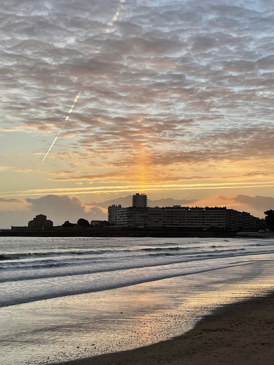 LudoLEJEUNE's tweet photo. Fin d’après-midi aux Sables d’Olonne 
#MagnifiqueFrance #DestinationLesSables #Vendée @lessables https://t.co/nxXGSR8DAw
