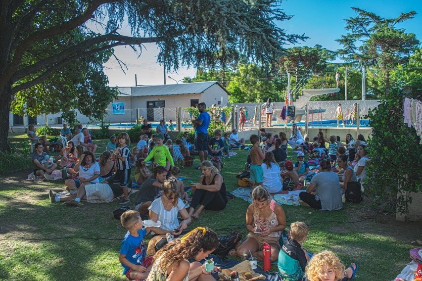 fundacionbapro's tweet photo. 👏 ¡Qué alegria ver a la comunidad del @ClubSportivoOK disfrutando de sus instalaciones durante el verano!
👟 Desde el programa #ClubesEnForma acompañamos la mejora de la infraestructura de este espacio tan valioso para #25deMayo https://t.co/NOfzpLskwR