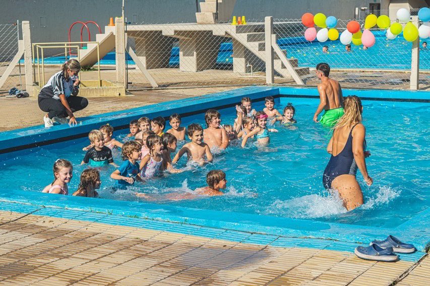 fundacionbapro's tweet photo. 👏 ¡Qué alegria ver a la comunidad del @ClubSportivoOK disfrutando de sus instalaciones durante el verano!
👟 Desde el programa #ClubesEnForma acompañamos la mejora de la infraestructura de este espacio tan valioso para #25deMayo https://t.co/NOfzpLskwR