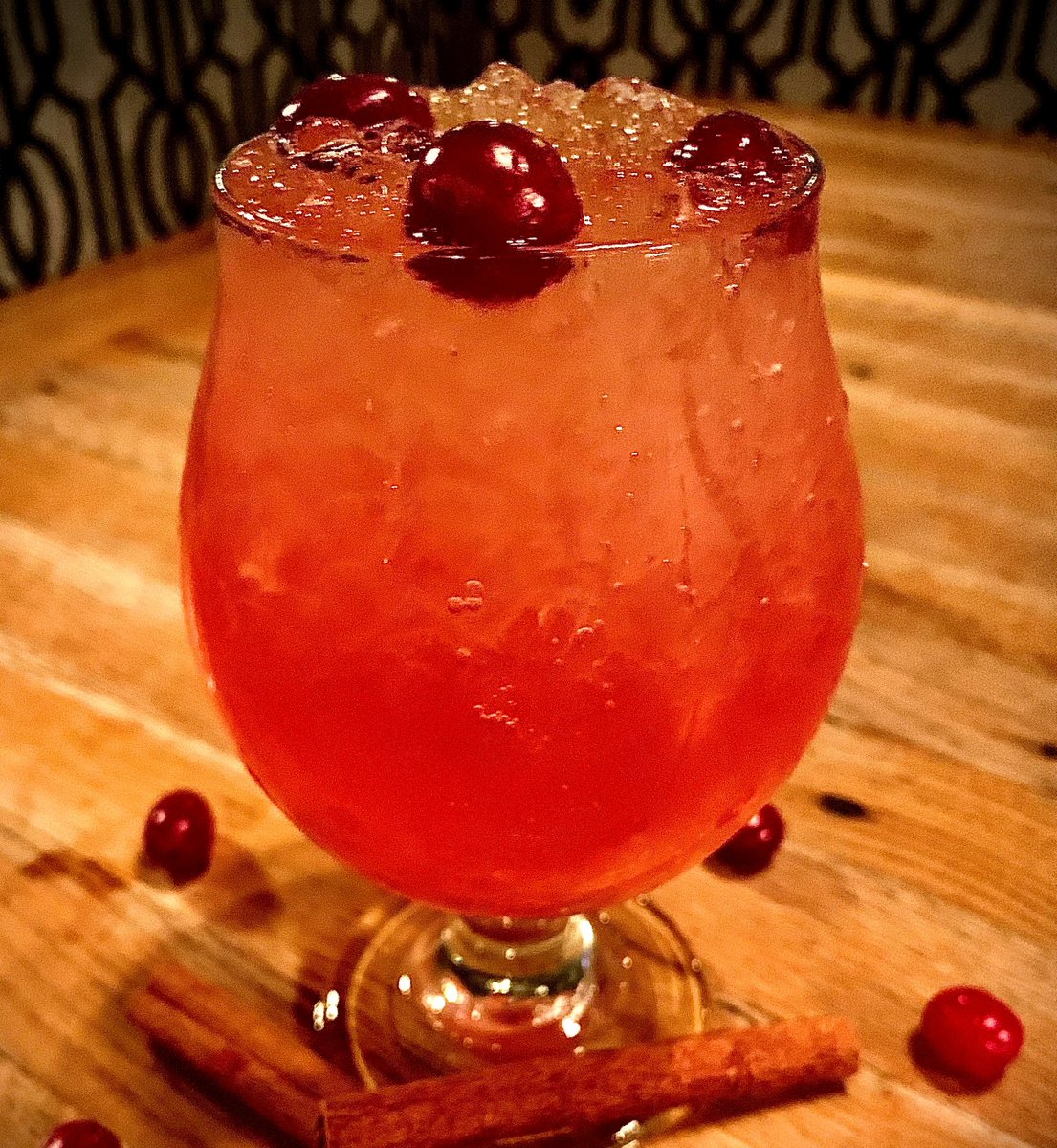 ParkTavernSP's tweet photo. Wait till your tastebuds get a load of our #Crush of the Month: The Spiced #CranApple Crush! Enjoy this Crush, and our #Citrus, #Grapefruit, and #OrangeCrushes for only $5 on Wednesdays! πΉ#parktavernsp #severnapark #parklife #eatlocal #drinklocal https://t.co/q5Ut759YSL