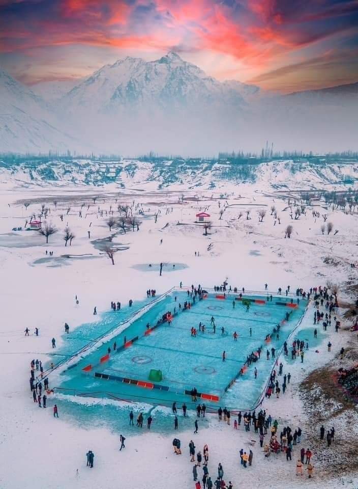 Outdoor ice hockey rink in Skardu Pakistan during their winter festival. 🇵🇰