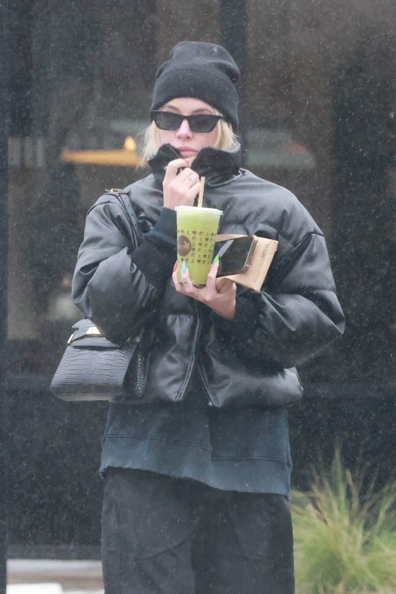 bbbrmidia's tweet photo. Ashley Benson nas ruas de Los Angeles ontem - 10 de janeiro. Mais fotos: https://t.co/4wW17stOvs https://t.co/b7n1nxH1rT
