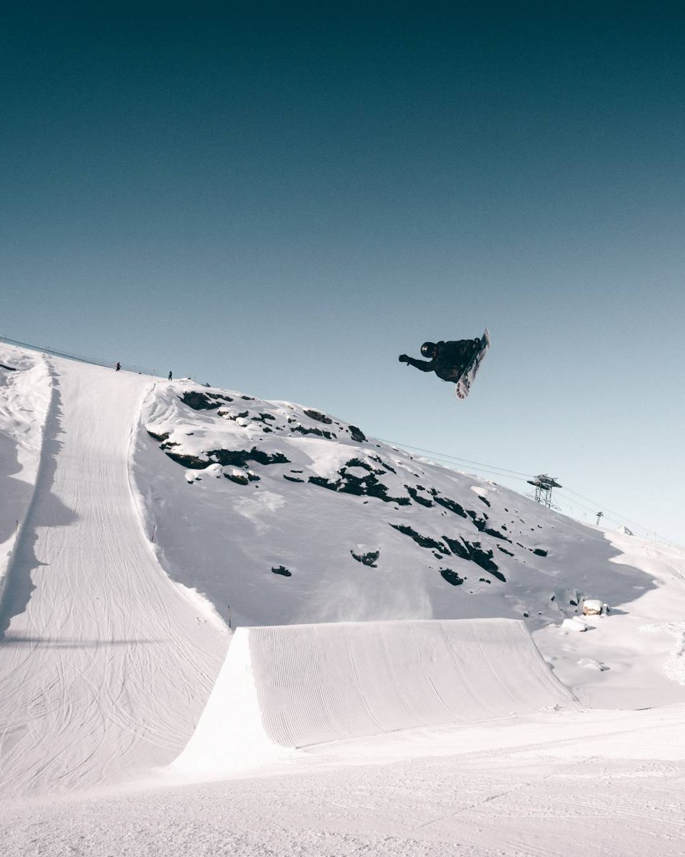 Bremont's tweet image. Time to hit the slopes with @jamienichollsuk  and the Argonaut Azure. Feels good 🔥

📸 @max.hwrd⁠

Find out more: bremont.com/products/argon…

#MakeTimeCount #Bremont #snowboarding