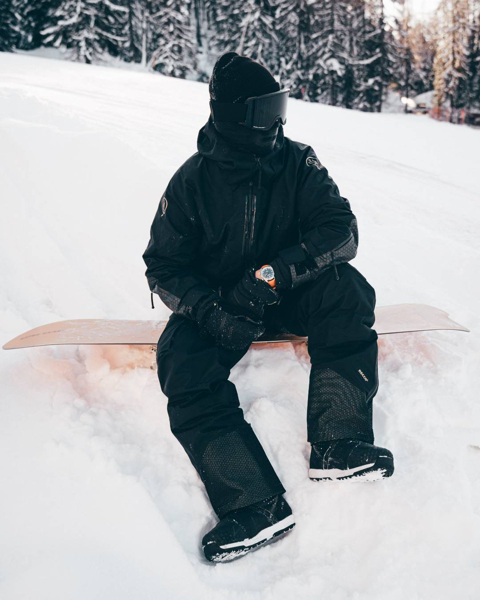 Bremont's tweet image. Time to hit the slopes with @jamienichollsuk  and the Argonaut Azure. Feels good 🔥

📸 @max.hwrd⁠

Find out more: bremont.com/products/argon…

#MakeTimeCount #Bremont #snowboarding