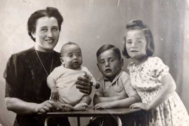 11 January 1942 | Dutch Jewish boy Simon Benjamins was born in Groningen.

In 1942 he was deported to #Auschwitz together with his mother Branca, brother Marcus and sister Lea. They were all murdered in a gas chamber.