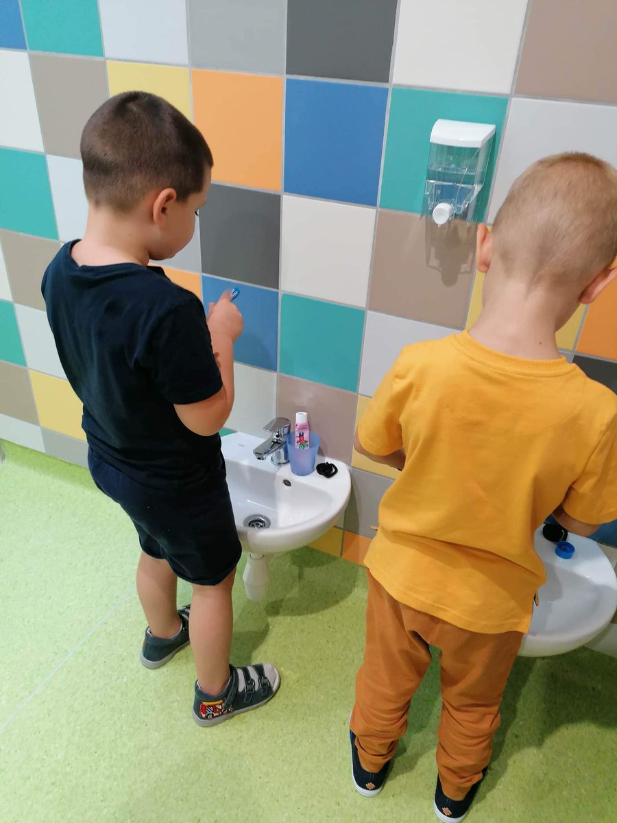 MartonIvanyi's tweet photo. Ezt így valaki megrendelte, megtervezte, elfogadta és átvette az iregszemcsei óvodában. Ezek jórésze állami alkalmazott. Nagyon igaz, hogy aki a mások pénzét költi másokra, a legrosszabb gazda. https://t.co/MziBBQbhYY