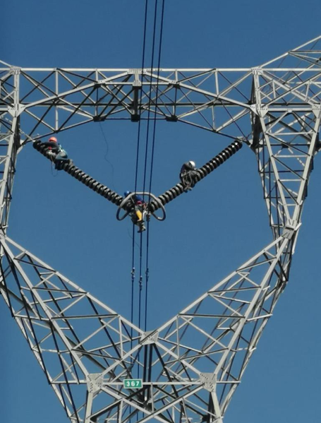 CELECEPOficial's tweet photo. .@EcTranselectric realiza trabajos correctivos en la línea de transmisión Tisaleo - Chorrillos a 500 mil voltios, que consisten en la limpieza de aislación de 9 estructuras ubicadas en la provincia de Guayas. 

#EnergíaConPropósito https://t.co/fLnz6Q9Xed