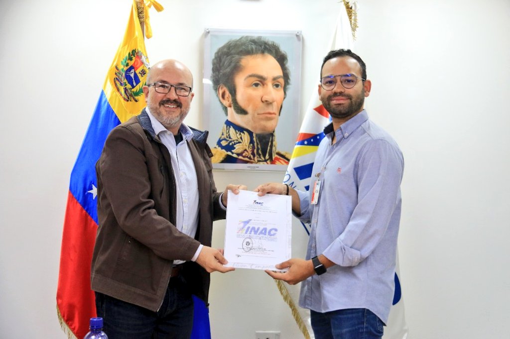 inac_ve's tweet photo. #11Ene || ¡Desarrollando la industria aeronáutica! Presidente del #INAC, MG @JuanTeixeiraD entrega certificado al Centro de Entrenamiento Aeronáutico Perla, tras demostrar idoneidad jurídica, técnica y financiera para llevar a cabo operaciones con máxima seguridad operacional. https://t.co/2r0CGnSadL