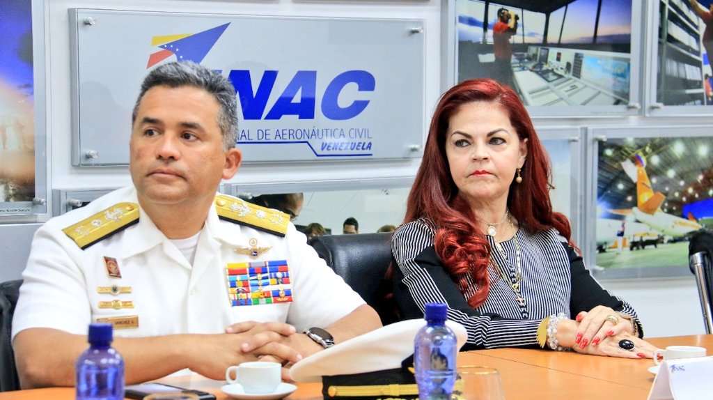 inac_ve's tweet photo. #11Ene || ¡Desarrollando la industria aeronáutica! Presidente del #INAC, MG @JuanTeixeiraD entrega certificado al Centro de Entrenamiento Aeronáutico Perla, tras demostrar idoneidad jurídica, técnica y financiera para llevar a cabo operaciones con máxima seguridad operacional. https://t.co/2r0CGnSadL