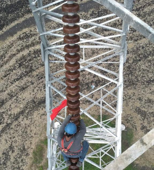 CELECEPOficial's tweet photo. .@EcTranselectric realiza trabajos correctivos en la línea de transmisión Tisaleo - Chorrillos a 500 mil voltios, que consisten en la limpieza de aislación de 9 estructuras ubicadas en la provincia de Guayas. 

#EnergíaConPropósito https://t.co/fLnz6Q9Xed
