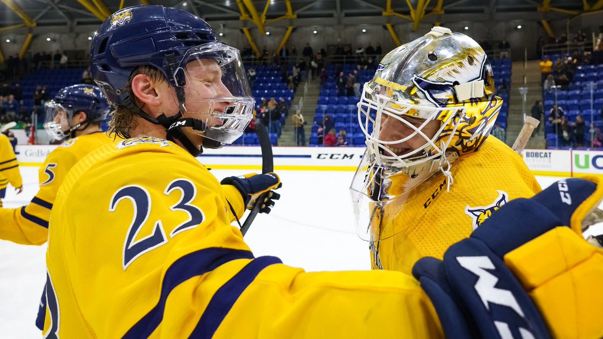 QuinnipiacU's tweet photo. .@QU_MIH is the No. 1 team in the country! After extending their unbeaten streak to 16 games over the weekend, the Bobcats took the top spot in both the DCU/USCHO national poll and the USA Hockey Magazine poll this week. https://t.co/DFj6da1ddD https://t.co/yRuRoxyam2