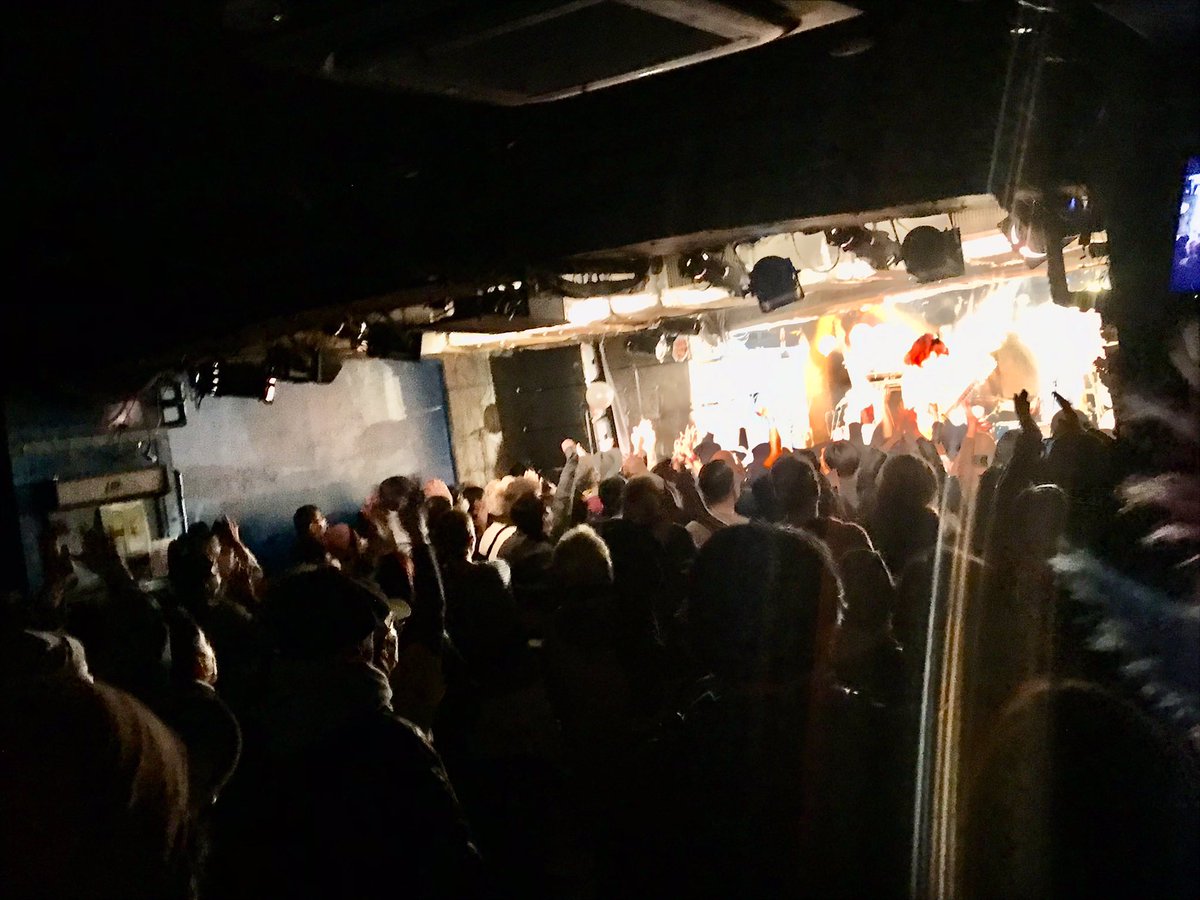 picalesq's tweet image. #レッツゴーズ　
ワンマン＠新宿ロフト

会場パンパンの超満員！

ライブも「最高！」のひと言に尽きる素晴らしい夜でした。

MVで観てた曲も、ライブでは数倍のマシマシ・パワーUPで、やっぱり生はサイコーだなぁ、、、

#letsgos