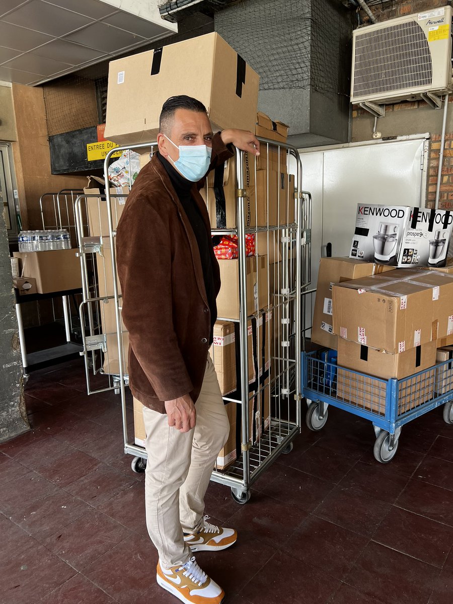 DamiatiMichael's tweet photo. Distribution des colis que vous nous avez généreusement offert à @VCrosne pour les enfants du #CHIV de @Villeneuve94190. Bravo à nos jeunes élu(e)s, merci aux équipes de la ville et de l’hôpital #Tamalou. Surtout Merci à vous pour votre générosité #Crosne solidaire 🫶😍👏 https://t.co/W5dQpkcW5v