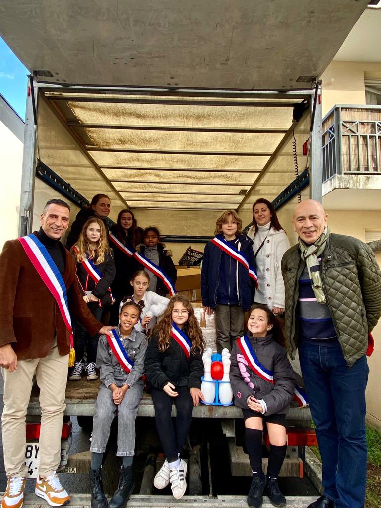 DamiatiMichael's tweet photo. Distribution des colis que vous nous avez généreusement offert à @VCrosne pour les enfants du #CHIV de @Villeneuve94190. Bravo à nos jeunes élu(e)s, merci aux équipes de la ville et de l’hôpital #Tamalou. Surtout Merci à vous pour votre générosité #Crosne solidaire 🫶😍👏 https://t.co/W5dQpkcW5v