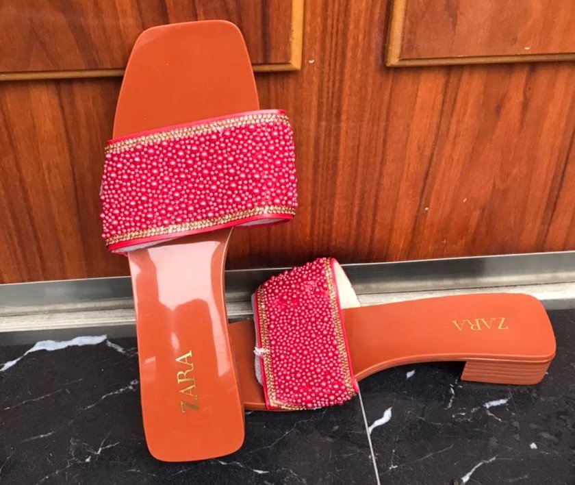 feetsnarms's tweet photo. Zara mules 

10,000 naira only

Available in all colors as seen 

Kindly RT 🙏 https://t.co/oVqED1hE2n