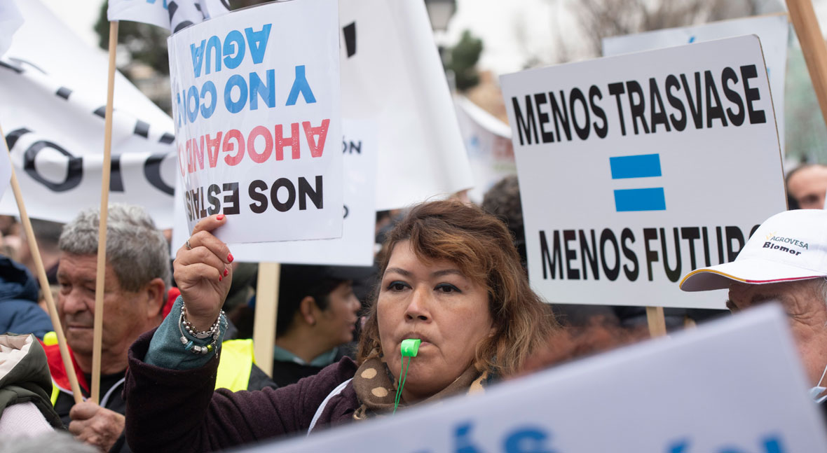 "En el #Levante, sin trasvase, desierto y paro" 💧

Regantes y políticos se manifiestan en contra del acuerdo sobre el #TrasvaseTajoSegura que incluye un aumento del caudal ecológico del Tajo de aquí a 2027.

📷📹<a href="/GonzalezCebrian/">González-Cebrián</a>  ⤵

iagua.es/noticias/redac…