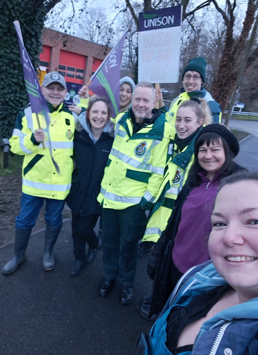 Popped by the @unisonsouthwest picket line in Dursley with @doinacornell show support to our lovely ambulance drivers.  and paramedics. Everyone was in good spirits despite the drab weather.  #SolidarityWithStrikes 
#ambulancestrike