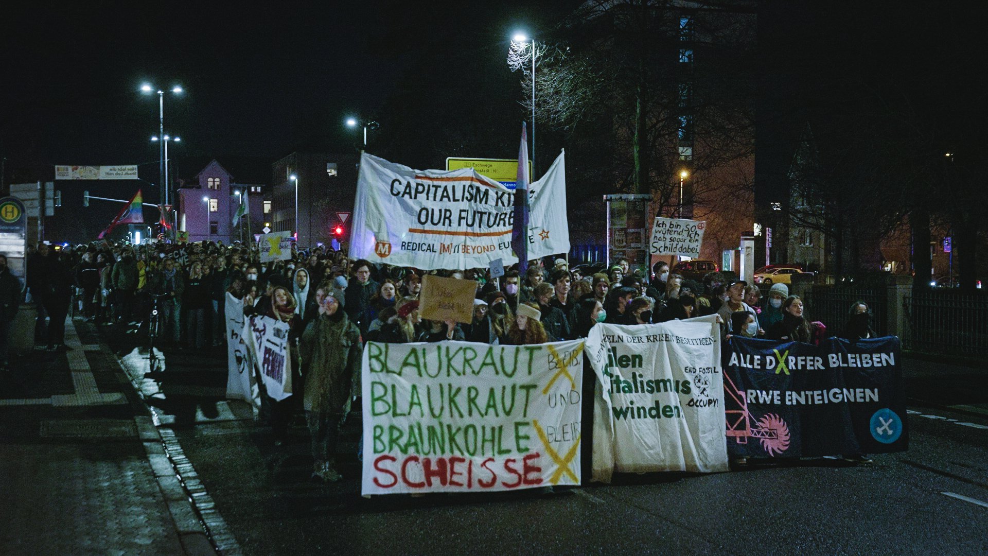 Eine große Menge Demonstrierender läuft durch die abendliche göttinger Innenstadt. Auf Bannern wird für den Erhalt Lützeraths protestiert und auf die kapitalistische Zerstörung RWEs aufmerksam gemacht.