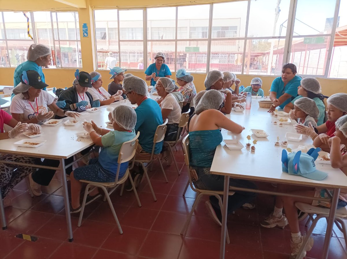 CHICASDECALIPSO's tweet photo. En #Arica también nuestras compañeras participaron del #VeranoTeletón2023, realizaron un taller de #Cocadas donde los pequeños y jóvenes quedaron felices. Gracias por poder participar y compartir con @VTeleton
#FcChayanneUnConquistadorChile
@CHAYANNEMUSIC
@Teleton
#TodosLosDías https://t.co/hhlpPDnYbv