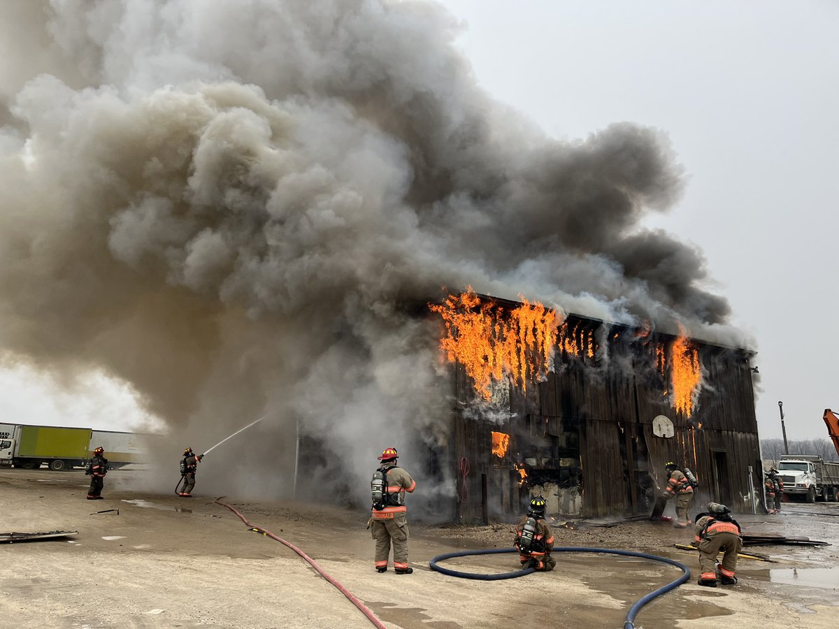 karnDC2's tweet image. CWFR operating at a rural structure fire this morning. Tanker support from @GuelphFire &amp;amp; Maryhill. Fire is now out, crews starting to clear @TheGrand101FM @Fire_CW @WellyAdvertiser